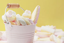 Laden Sie das Bild in den Galerie-Viewer, Fototapete Marshmallow im Eimer