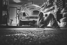 Laden Sie das Bild in den Galerie-Viewer, Fototapete Oldtimer Reparatur