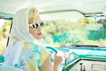 Laden Sie das Bild in den Galerie-Viewer, Fototapete Retro Lady