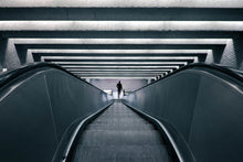 Laden Sie das Bild in den Galerie-Viewer, Fototapete Rolltreppe abwärts