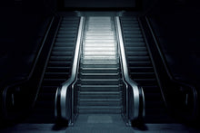 Laden Sie das Bild in den Galerie-Viewer, Fototapete Rolltreppe in der Dunkelheit