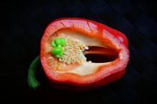 Laden Sie das Bild in den Galerie-Viewer, Fototapete Rote Paprika