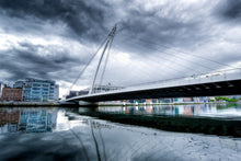 Laden Sie das Bild in den Galerie-Viewer, Fototapete Samuel Beckett Bridge mit Wolken
