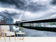 Laden Sie das Bild in den Galerie-Viewer, Fototapete Samuel Beckett Bridge mit Wolken