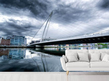Laden Sie das Bild in den Galerie-Viewer, Fototapete Samuel Beckett Bridge mit Wolken