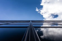 Laden Sie das Bild in den Galerie-Viewer, Fototapete Spiegelung von Wolken