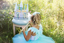 Laden Sie das Bild in den Galerie-Viewer, Fototapete Spielende Prinzessin
