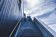 Laden Sie das Bild in den Galerie-Viewer, Fototapete Steile Treppe