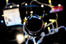 Laden Sie das Bild in den Galerie-Viewer, Fototapete Stimmungsvoller Rotwein