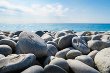 Laden Sie das Bild in den Galerie-Viewer, Fototapete Strand Steine