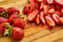 Laden Sie das Bild in den Galerie-Viewer, Fototapete Süsse Erdbeeren