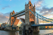 Laden Sie das Bild in den Galerie-Viewer, Fototapete Tower Bridge in der Abenddämmerung