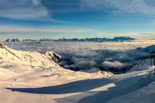 Laden Sie das Bild in den Galerie-Viewer, Fototapete Über den Wolken im Schnee