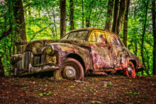 Laden Sie das Bild in den Galerie-Viewer, Fototapete Verlassener Oldtimer