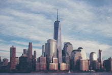 Laden Sie das Bild in den Galerie-Viewer, Fototapete Wolken am World Trade Center