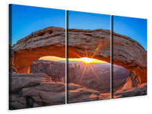 Laden Sie das Bild in den Galerie-Viewer, Leinwandbild 3-teilig Sonnenuntergang am Mesa Arch