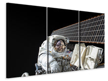 Laden Sie das Bild in den Galerie-Viewer, Leinwandbild 3-teilig Astronaut bei der Arbeit