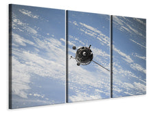 Laden Sie das Bild in den Galerie-Viewer, Leinwandbild 3-teilig Ein Satellit über den Wolken