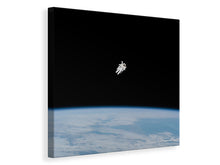Laden Sie das Bild in den Galerie-Viewer, Leinwandbild Einsamer Astronaut im All